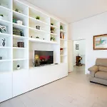 Riverside Apartment In Florence
