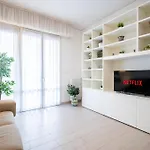 Riverside Apartment In Florence